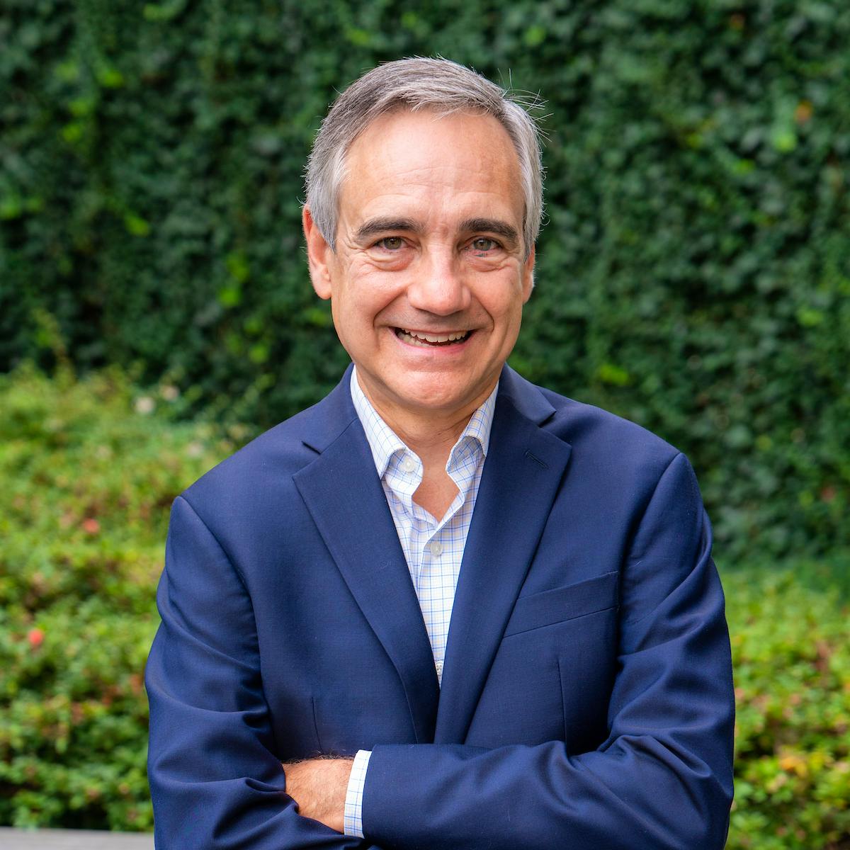 Robert Dewey headshot